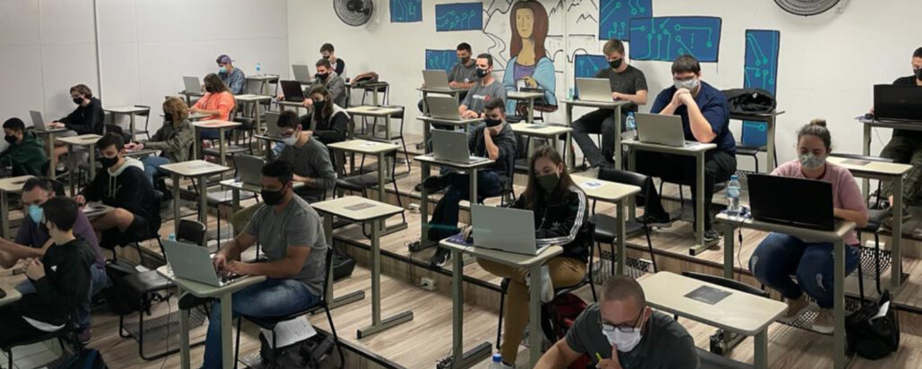 Foto de uma sala de aula cheia com estudantes do programa Entra21