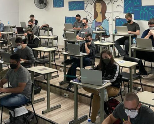 Foto de uma sala de aula cheia com estudantes do programa Entra21
